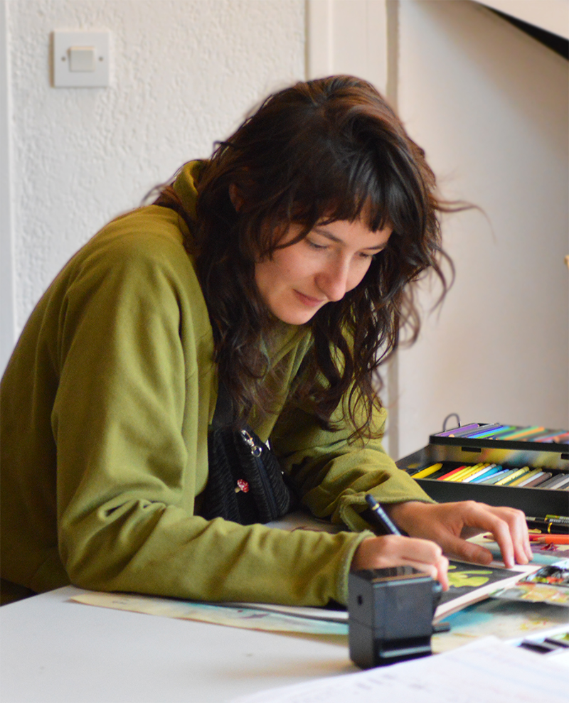 Prune Charlet, graphiste illustratrice, dans son atelier d'illustration