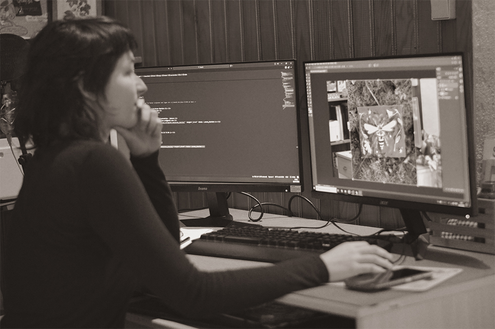 bureau de travail de Prune Charlet, graphiste illustratrice